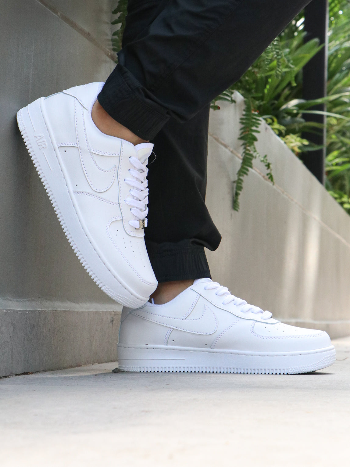 NIKE AIR FORCE 1 LOW